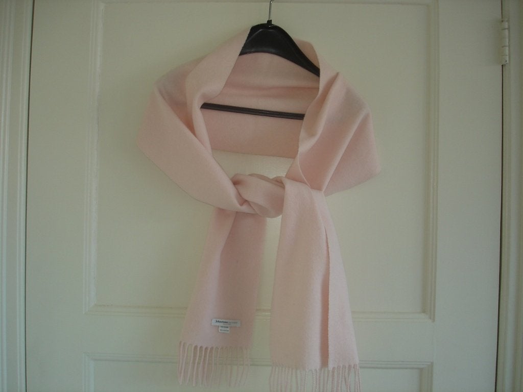 Johnstons roze 100 % cashmere sjaal Scotland, Kleding | Dames, Maat 38/40 (M), Nieuw, Ophalen of Verzenden, Sjaal