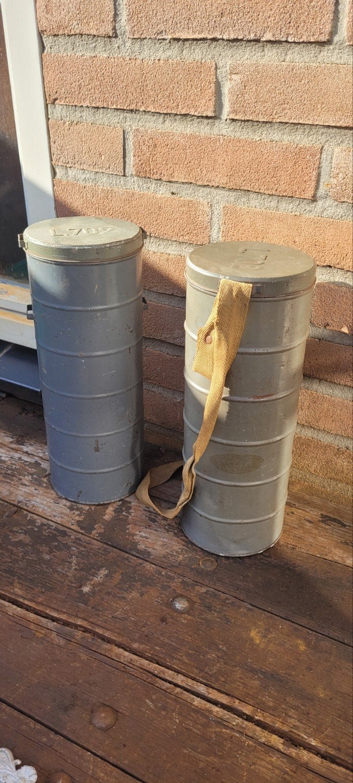 Belgische wo2 gasmaskerbussen set te koop, Verzamelen, Ophalen of Verzenden, Landmacht, Overige gebieden, Kist of Geocache