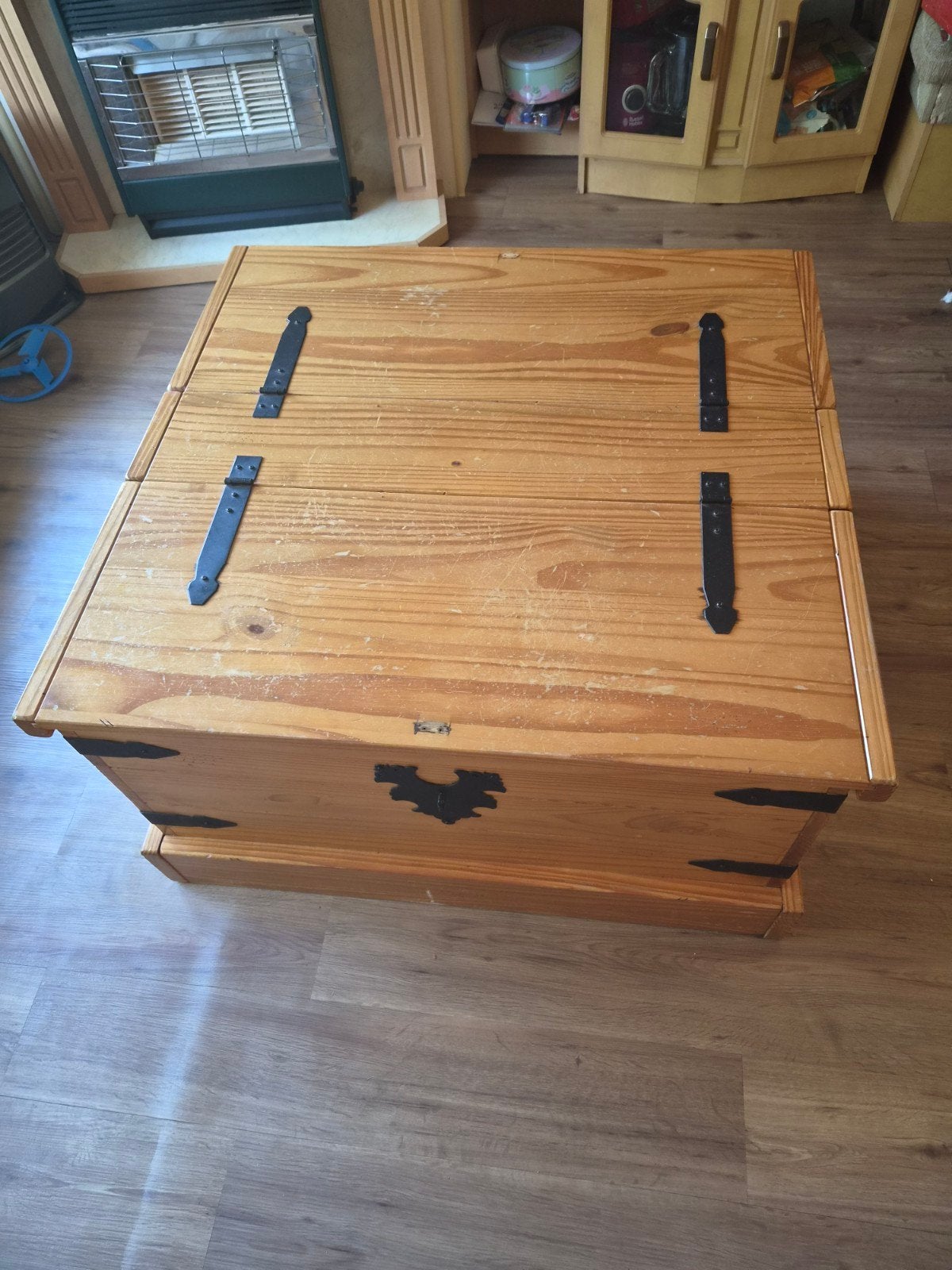 Deken-/salontafel kist met gebruikerssporen, Ophalen
