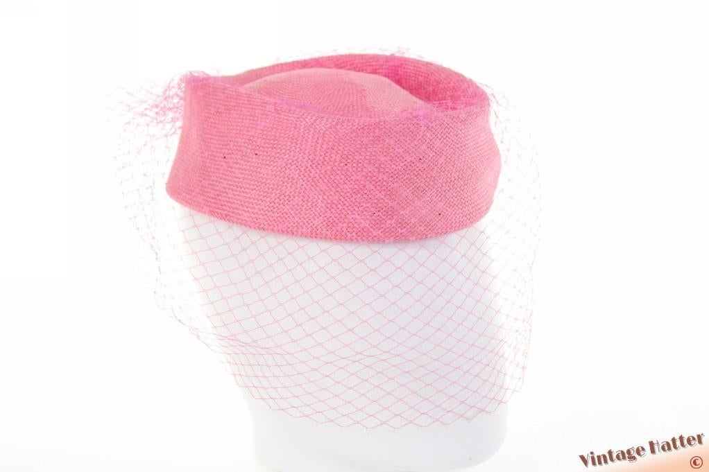 Vintage Dames pillbox cocktailhoed roze sisal met voile 57, Kleding | Dames, Hoeden en Petten, Ophalen of Verzenden, Zo goed als nieuw