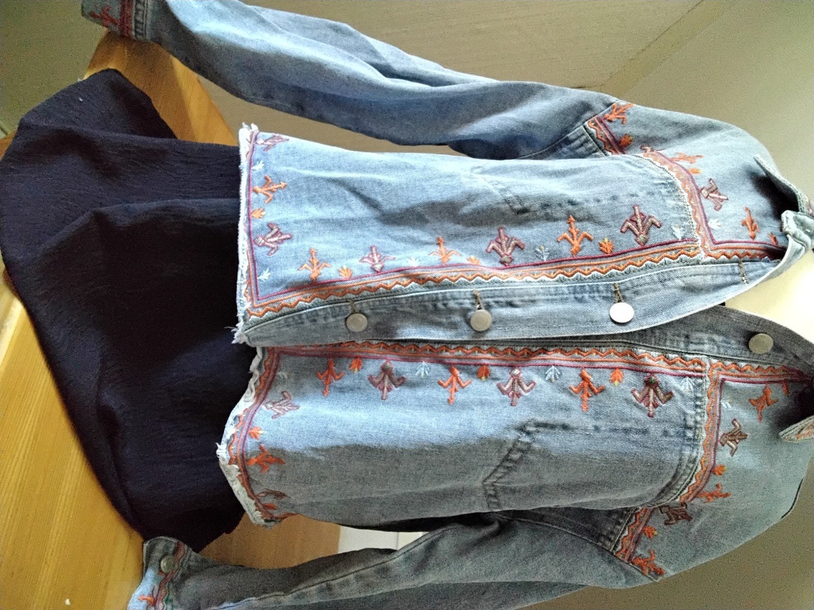 Spijkerjasje met prachtig geborduurde details, Ophalen of Verzenden, Zo goed als nieuw, Maat 42/44 (L), Blauw