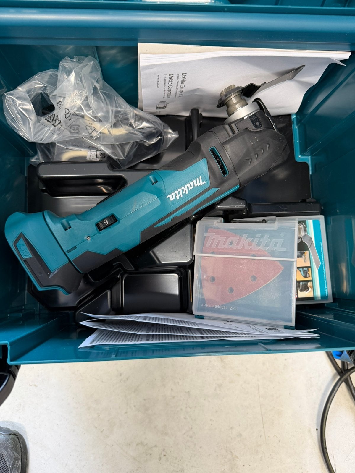 Makita multitool dtm 51 met extra, Doe-het-zelf en Verbouw, Gereedschap | Slijpmachines, Ophalen, Nieuw, Minder dan 700 watt, Rechte handslijpmachine