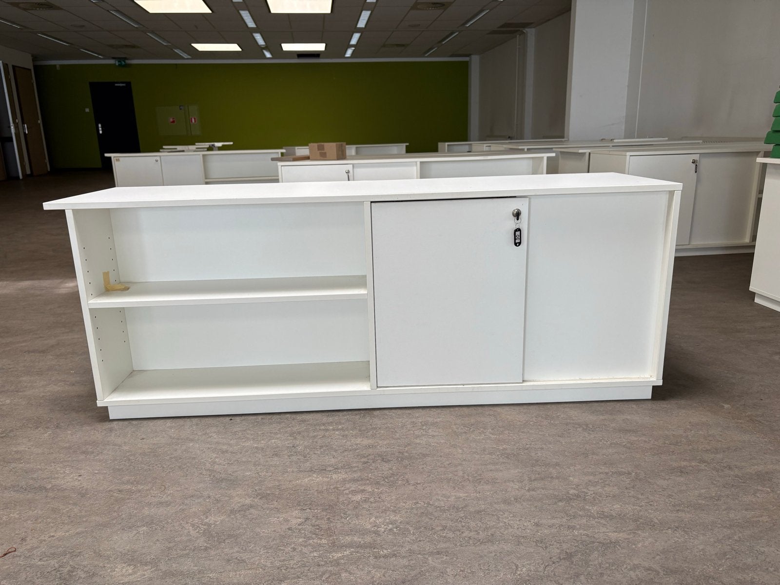 Witte Kast met Schuifdeuren en Open Vakken, Ophalen, Gebruikt
