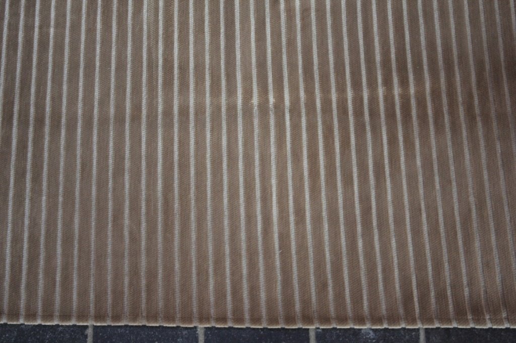 Mooi luxe vloerkleed Jaquard taupe stof streepdessin 140x200