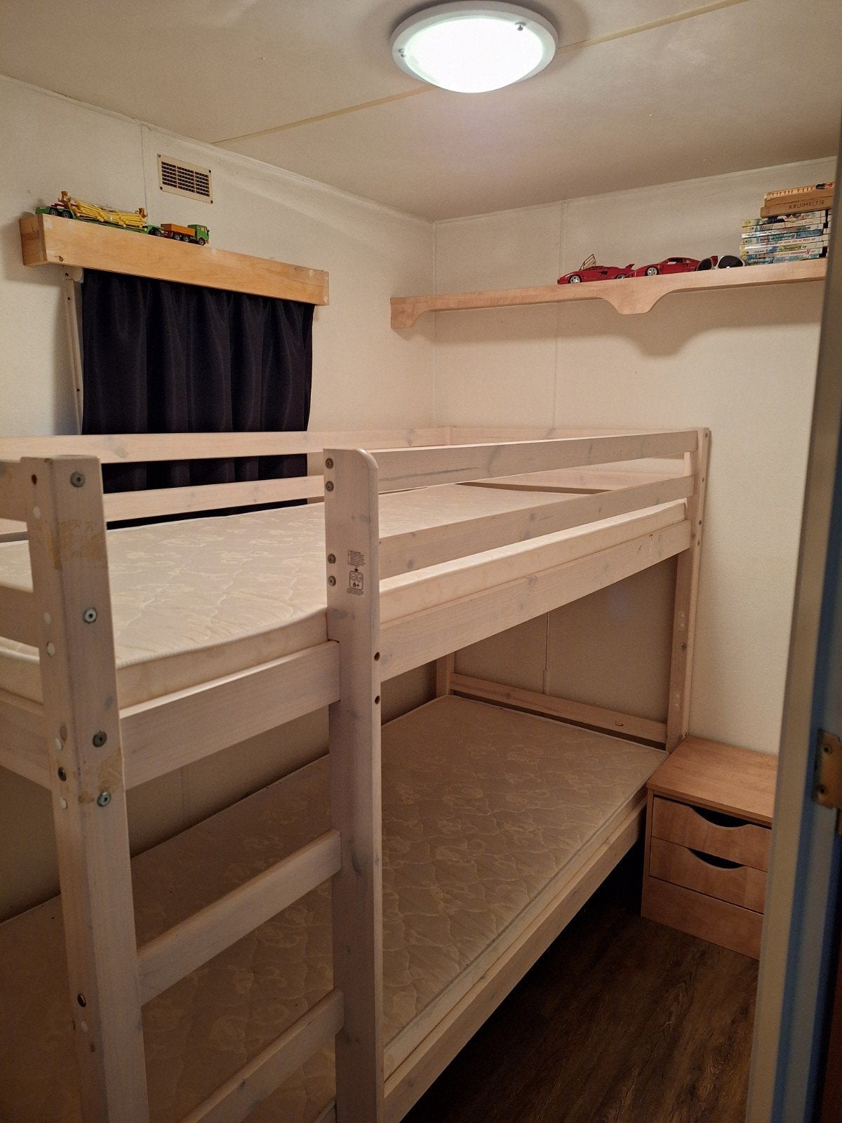 Stapelbed met nieuwe matrassen, Ophalen, 90 cm, Eenpersoons, Zo goed als nieuw