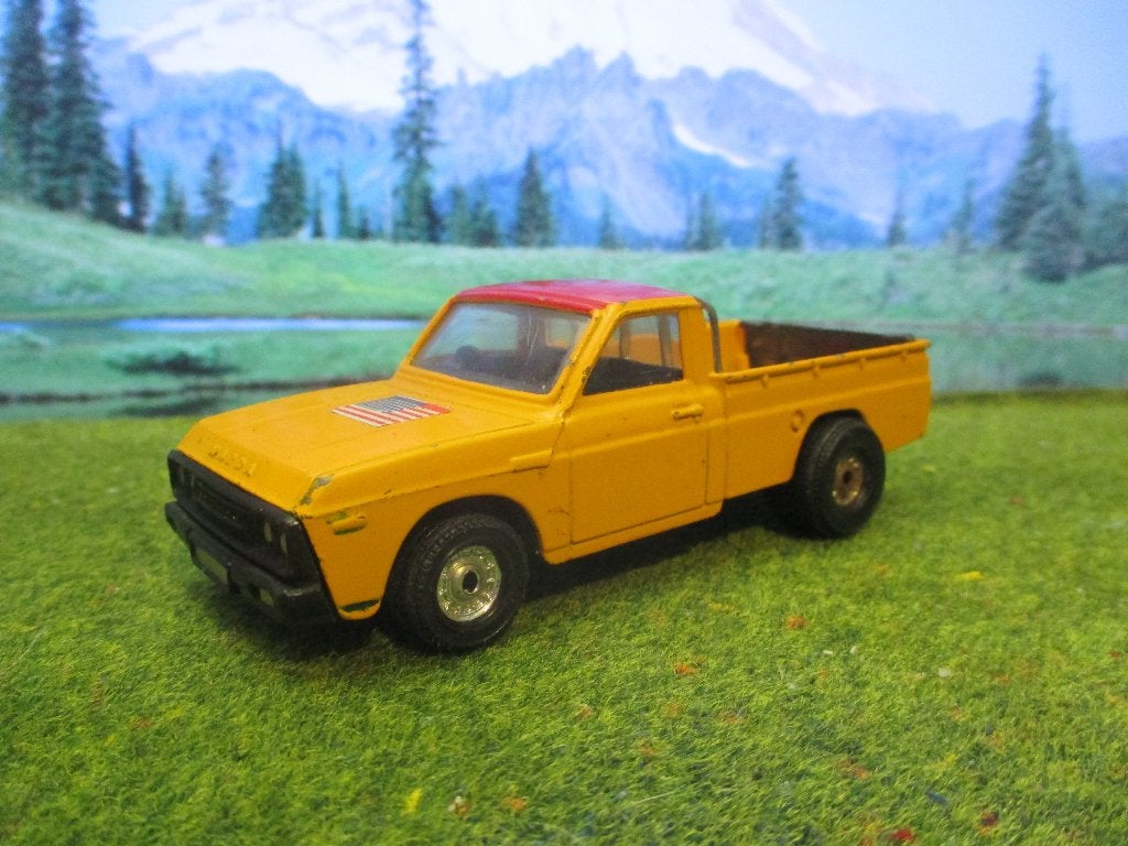 1:36 Mazda B1600 - Corgi geel/rood Versie 1, Ophalen of Verzenden, Gebruikt, Auto, Overige merken