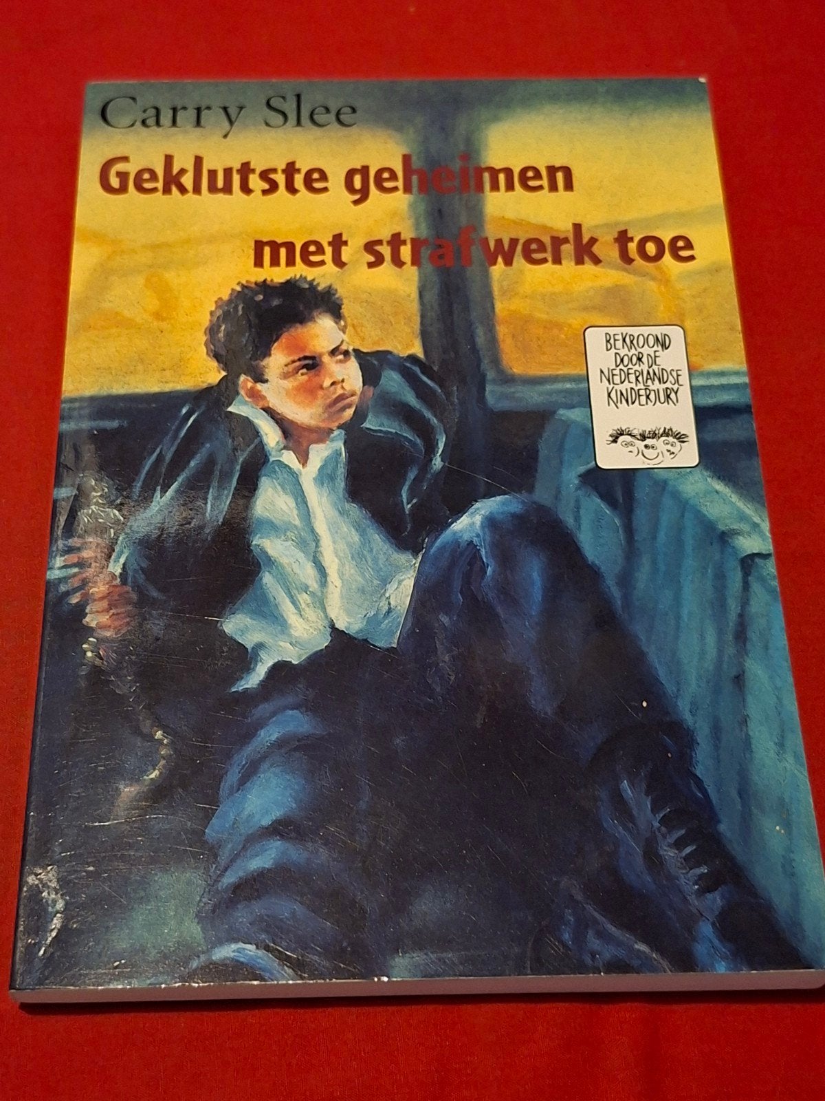 GESIGNEERD Geklutste geheimen met strafwerk toe. Carry Slee., Ophalen of Verzenden, Gelezen, Fictie algemeen
