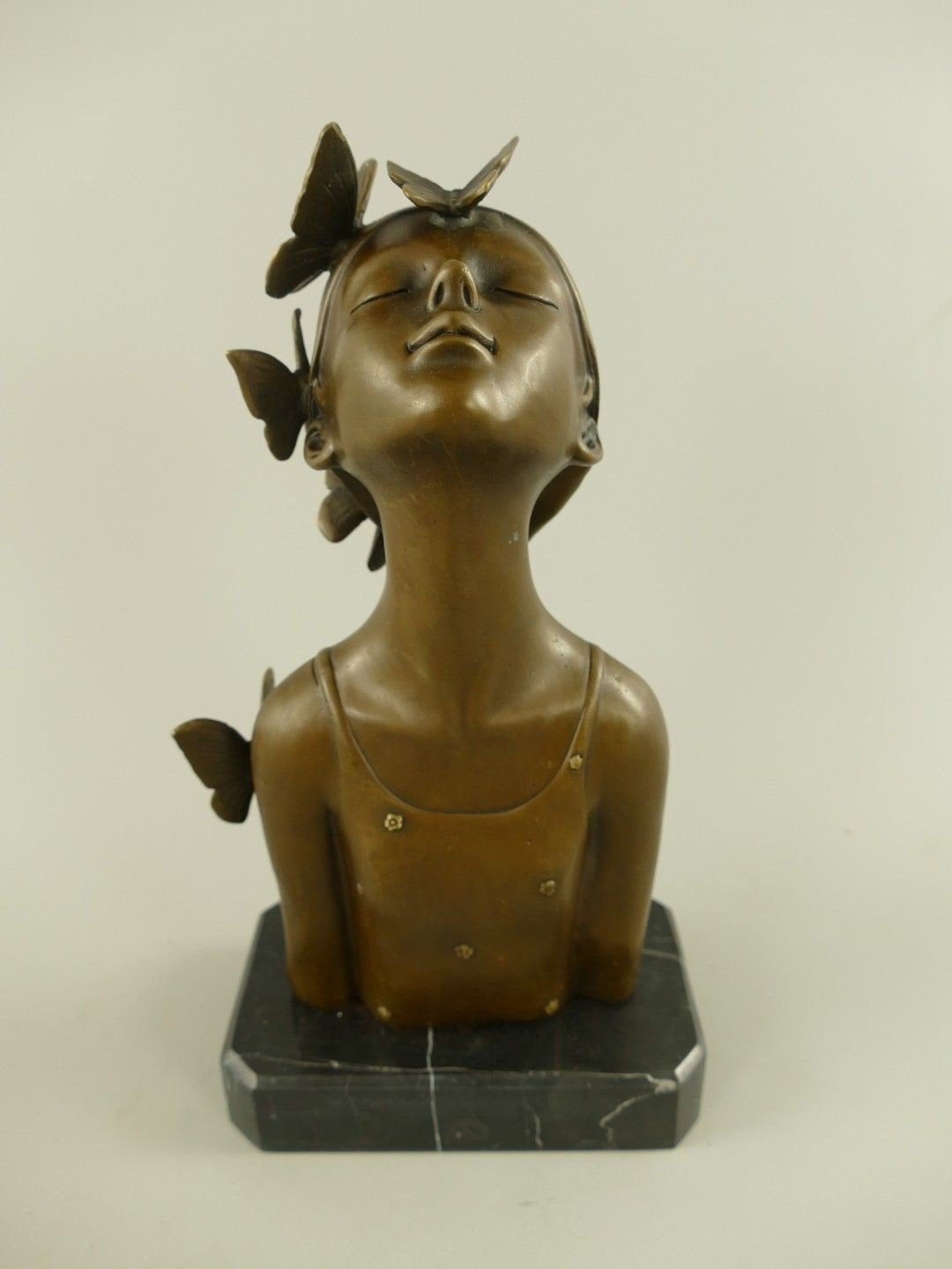 Bronzen meisjesbuste met vlinders op marmeren sokkel, Ophalen of Verzenden, Brons