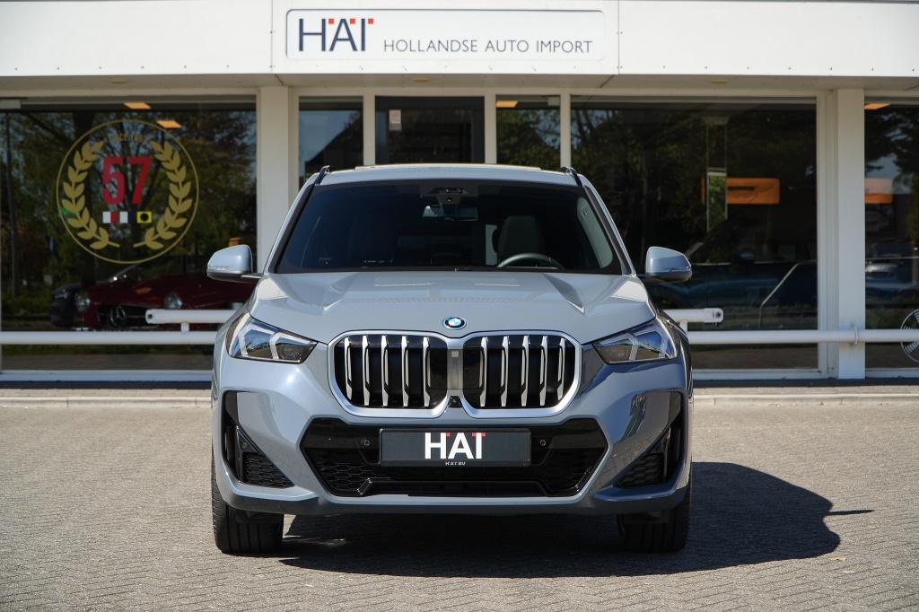BMW X1 xDrive30e M-Sport I Pano I Head-up I Massagestoelen I, Auto's, Gebruikt, Zwart, 42 km/l, Hybride Elektrisch/Benzine