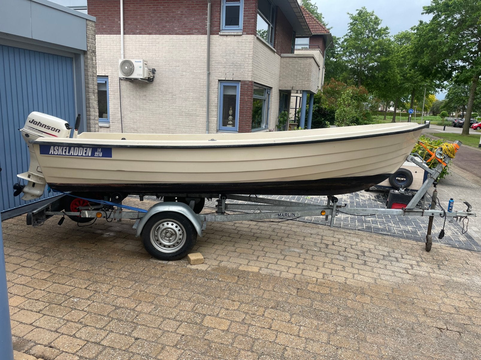 Askeladden met Johnson 8 PK 4 takt buitenboordmotor, Gebruikt, Buitenboordmotor, Tot 1.00 meter, Trailer