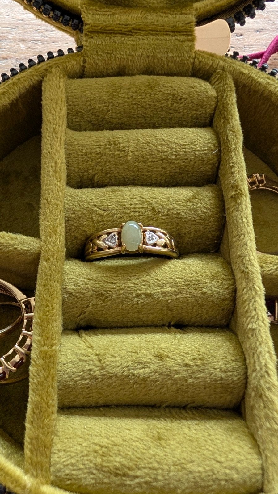 9k gouden ring jade en diamant, Verzenden, Zo goed als nieuw, 17 tot 18, Met edelsteen
