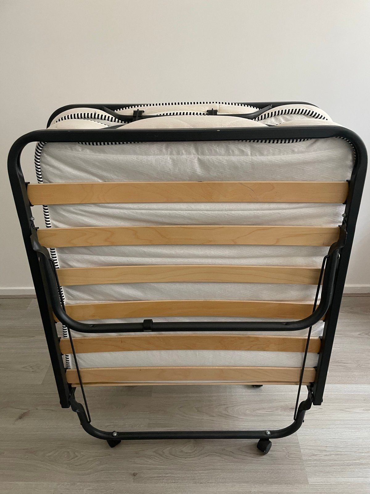 Zwart vouwbed met matras - Zo goed als nieuw, Ophalen, Zo goed als nieuw, Eenpersoons, Zwart
