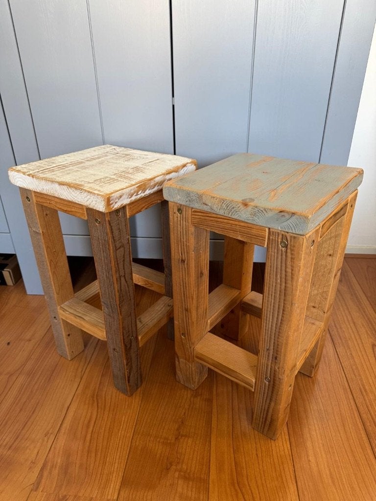 2 krukjes van stijgerhout, Huis en Inrichting, Krukjes, Ophalen, Zo goed als nieuw, Hout