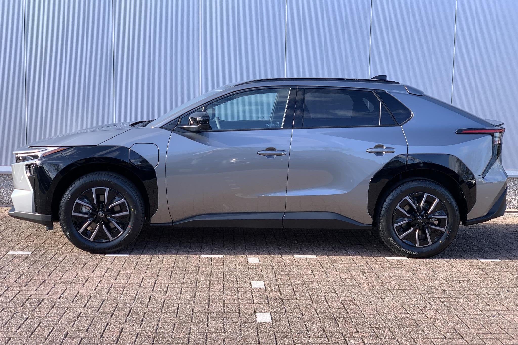 Toyota bZ4X Dynamic 73 kWh / 360 Camera / Apple Carplay / Ke, Auto's, Overige kleuren, Leder en Stof, SUV of Terreinwagen, BZ4X