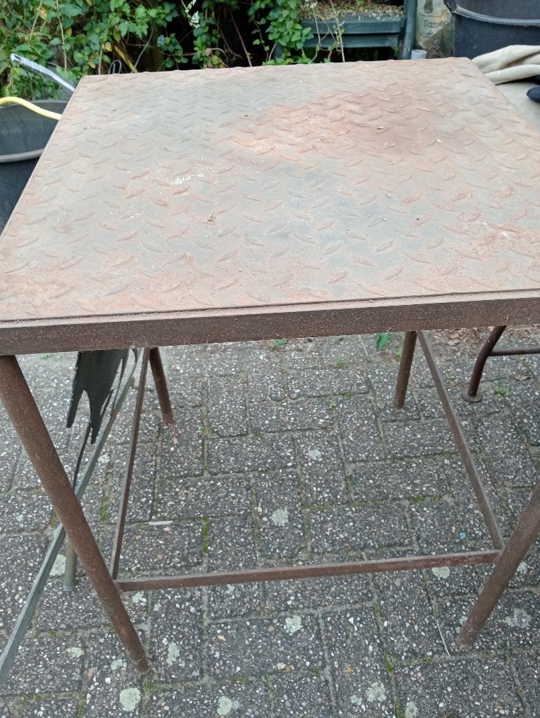 stoer industrieel tafeltje/ plantentafel met tranenplaat, Ophalen