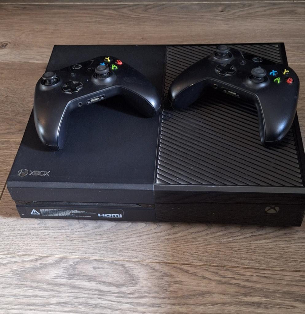 Xbox one, Spelcomputers en Games, Spelcomputers | Xbox One, Ophalen, Zo goed als nieuw, Met 2 controllers