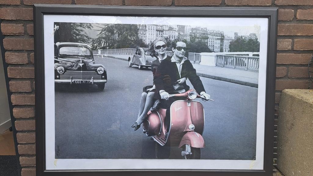 Grote ingelijste poster: Vespa-rit in Parijs, Huis en Inrichting, Ophalen, Gebruikt, 75 tot 100 cm, Foto of Poster