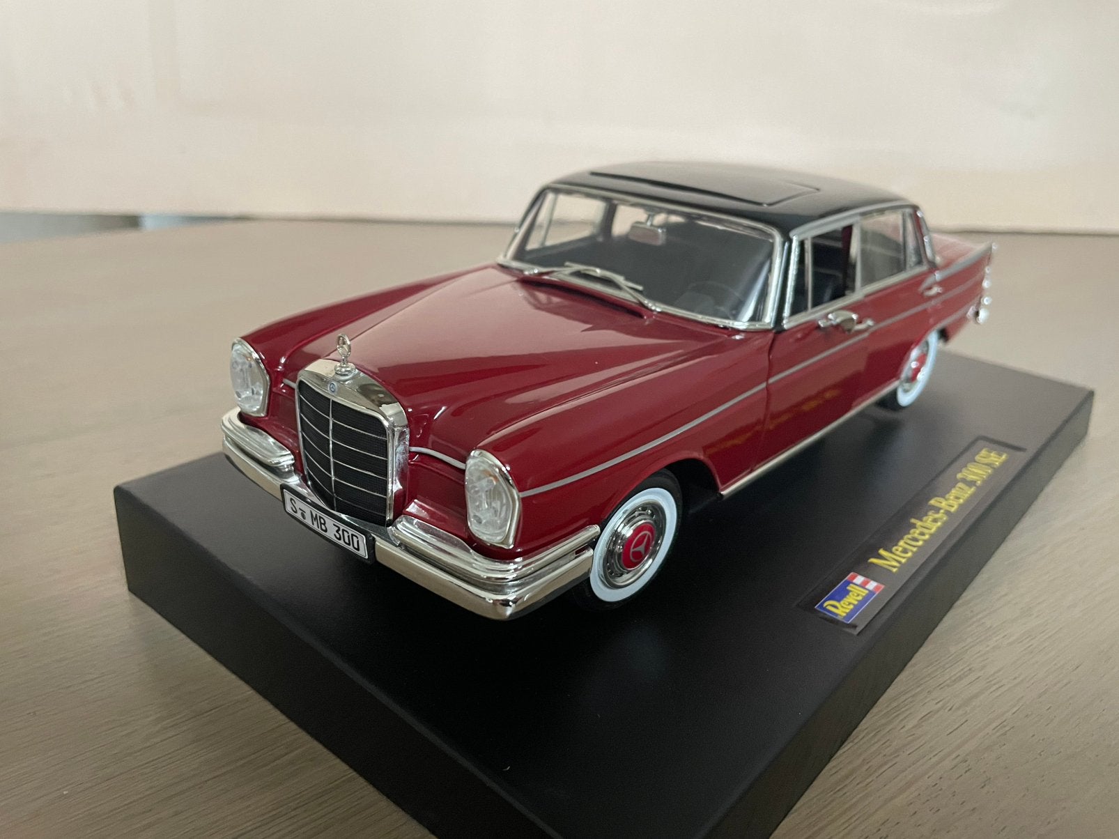 Mercedes Benz 300SE. 1:18, Hobby en Vrije tijd, Modelauto's | 1:18, Ophalen of Verzenden, Zo goed als nieuw, Revell