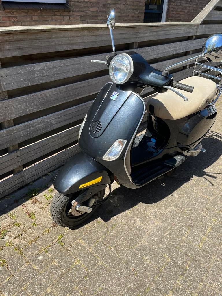 Een vespa lx50 en een neppe zip, Ophalen, Zo goed als nieuw, Tweetakt, Piaggio