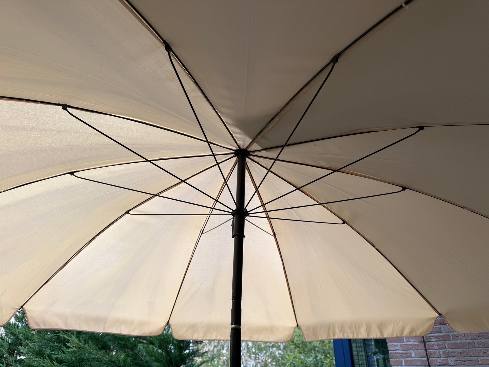 Parasol 240 breed crème / licht geel kantelbaar, Tuin en Terras, Parasols, Ophalen, Kantelbaar, 2 tot 3 meter, Zo goed als nieuw