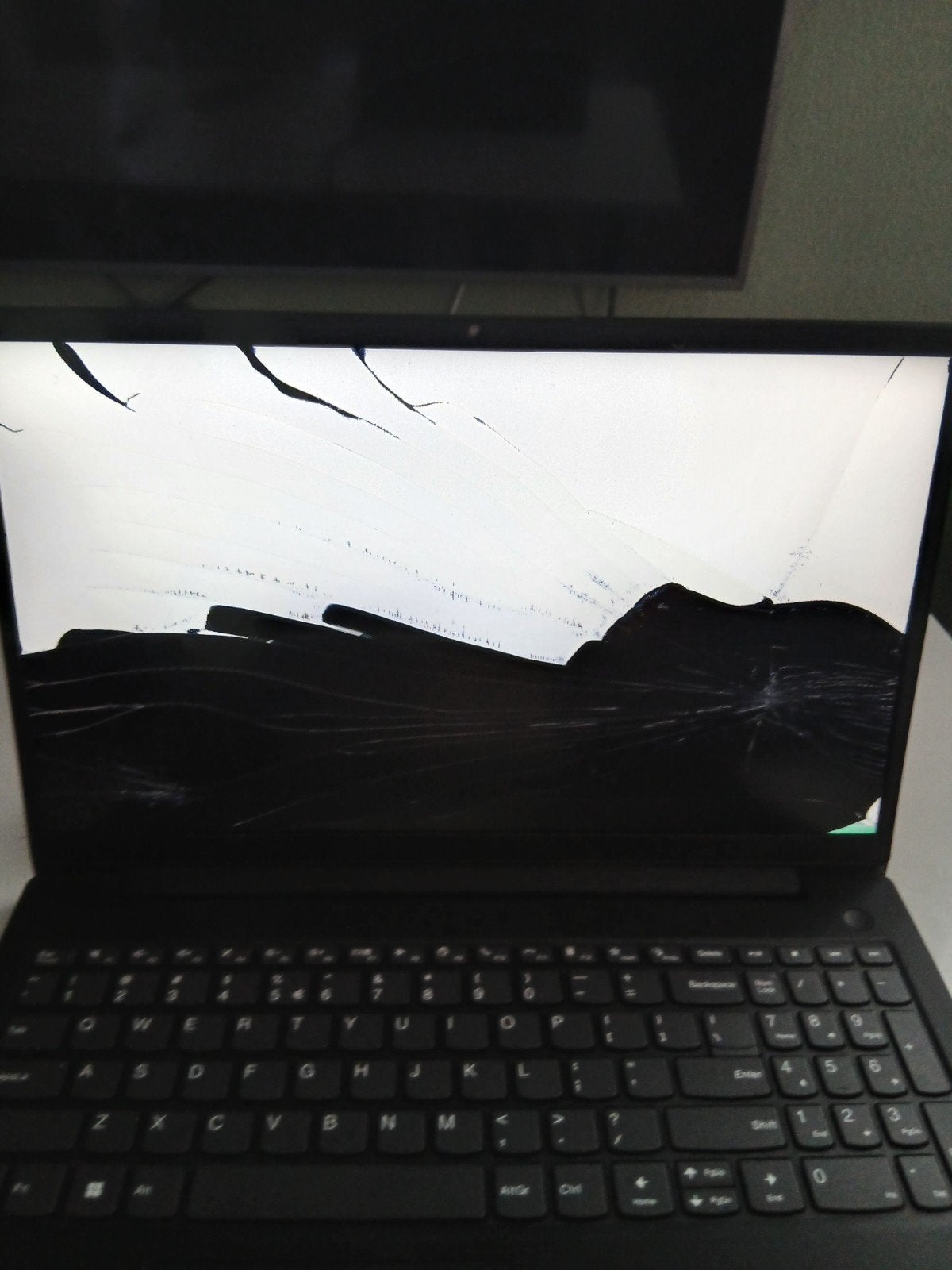 Lenovo 15V G4 AMN(kapotte scherm), Computers en Software, Ophalen, Met videokaart, 2 tot 3 Ghz, Qwerty