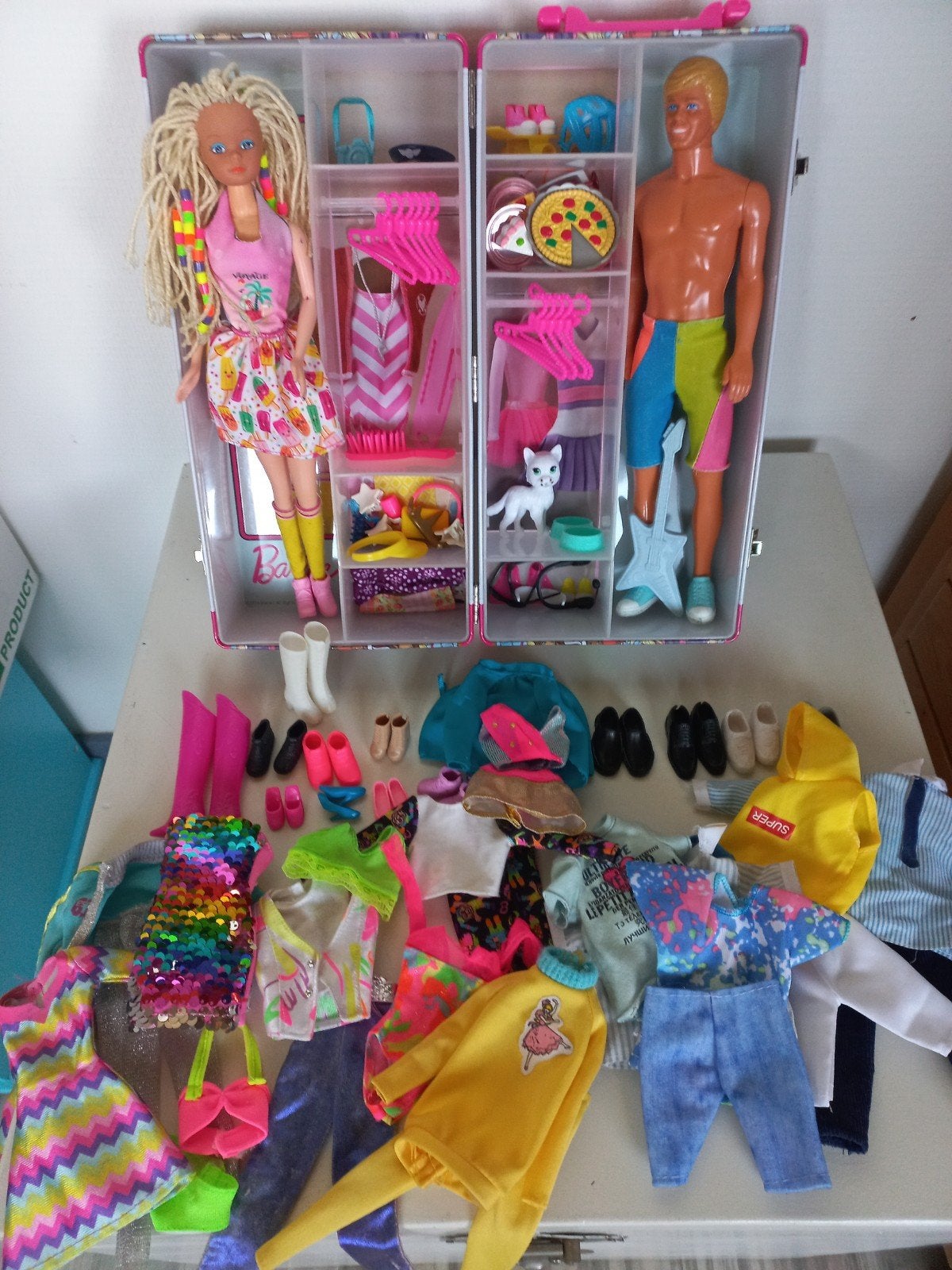 Barbie kledingkast met Steffi, Ken en accessoires, Ophalen of Verzenden, Gebruikt, Barbie