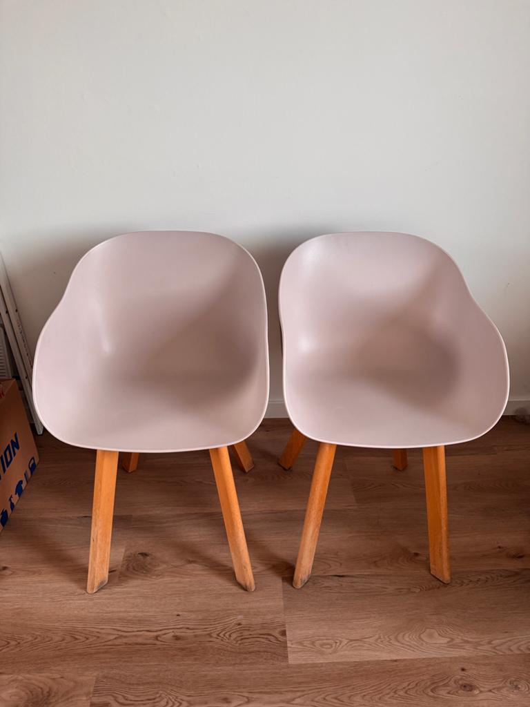 2 kunststof kuipstoelen beige met houten onderstel, Ophalen, Zo goed als nieuw, Hout
