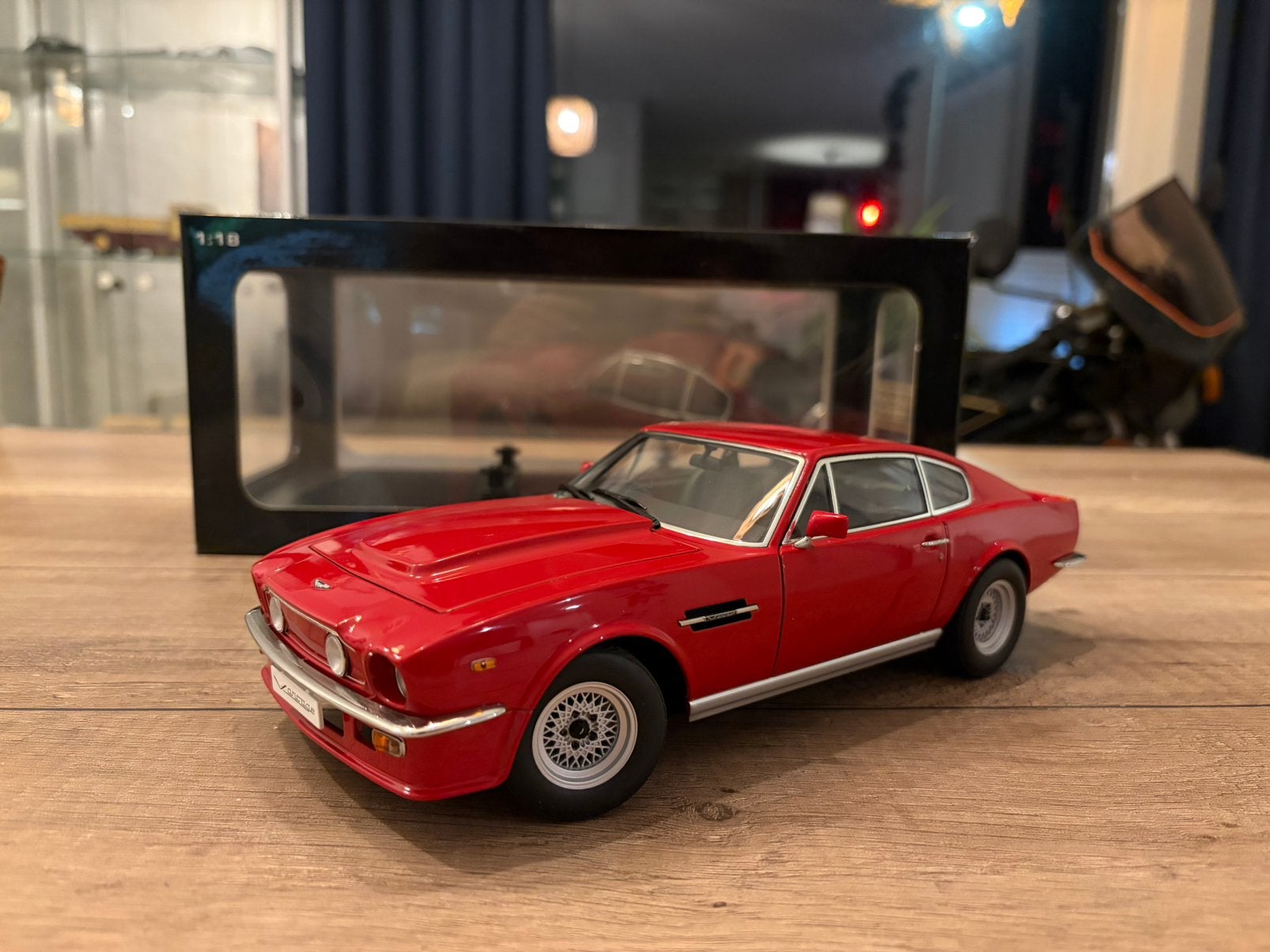 Autoart Aston Martin V8 Vantage 1985 Suffolk red 70222, Ophalen of Verzenden, Zo goed als nieuw, Auto, Autoart