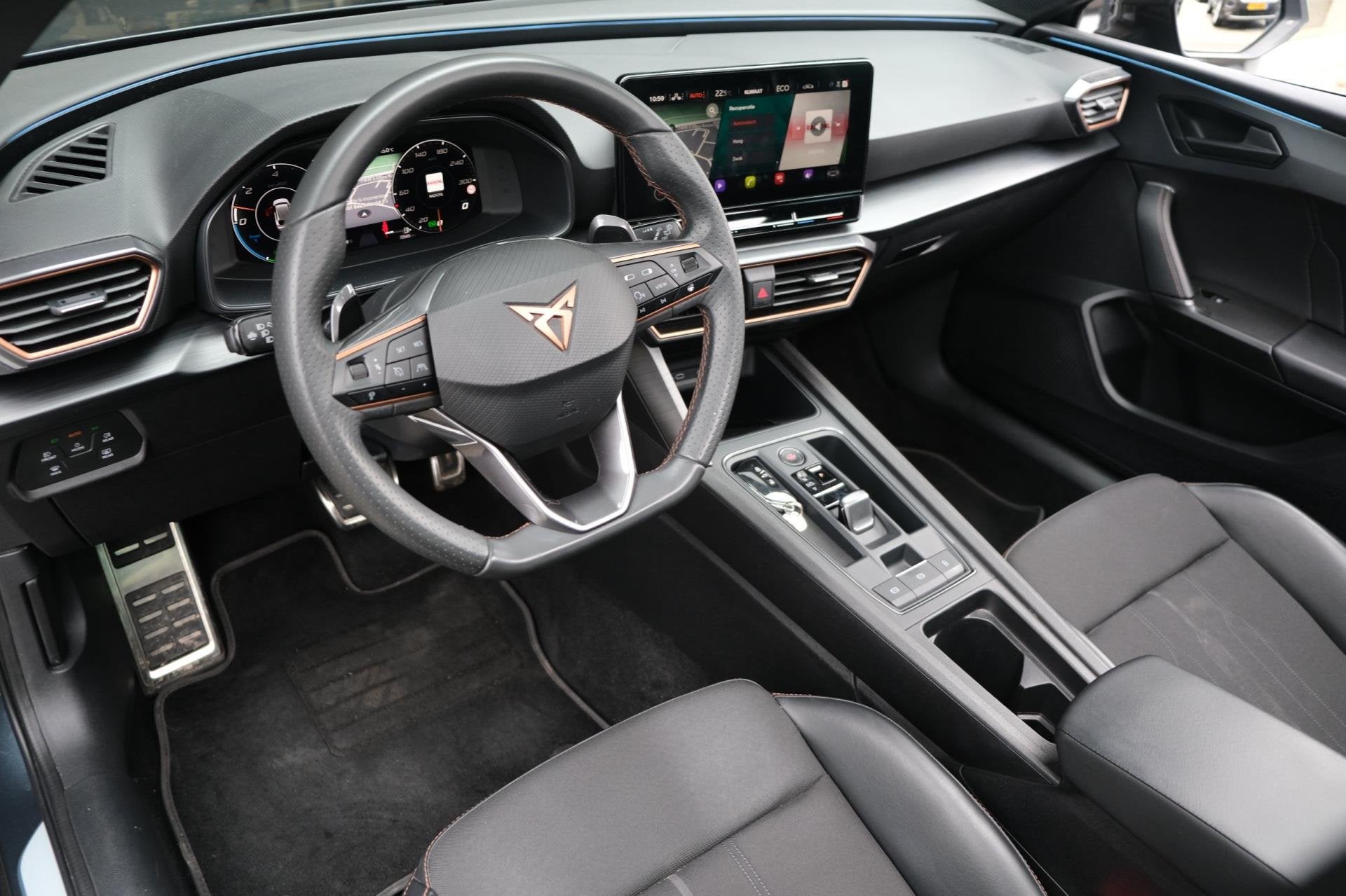 CUPRA Leon Sportstourer 1.4 e-Hybrid 204PK Pano Virtual Navi, Auto's, Cupra, 77 km/l, Gebruikt, Zwart, 4 cilinders