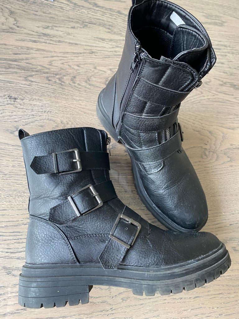 Zwarte biker boots met gespen - Maat 40, Kleding | Dames, Schoenen, Zwart, Lage of Enkellaarzen, Ophalen of Verzenden, Zo goed als nieuw