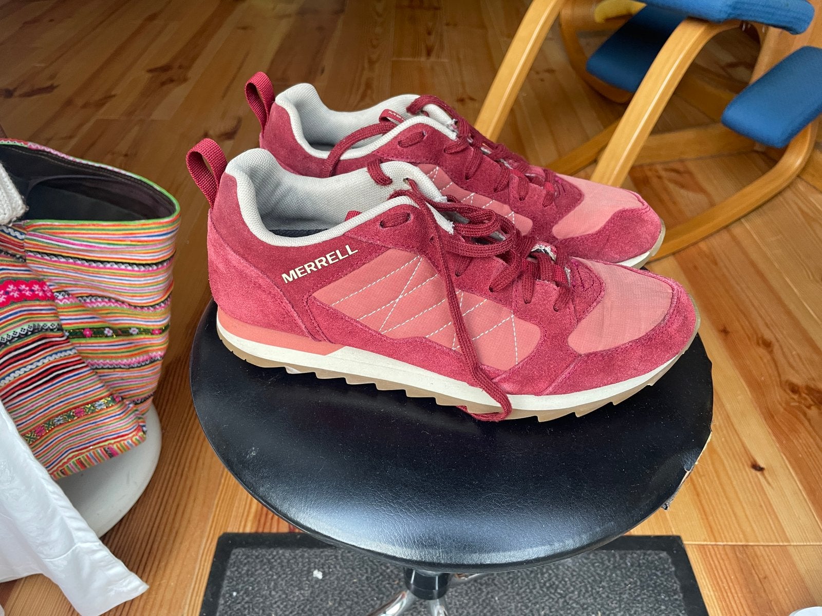Merrell sneakers maat 39, Ophalen of Verzenden, Zo goed als nieuw, Rood, Sneakers of Gympen