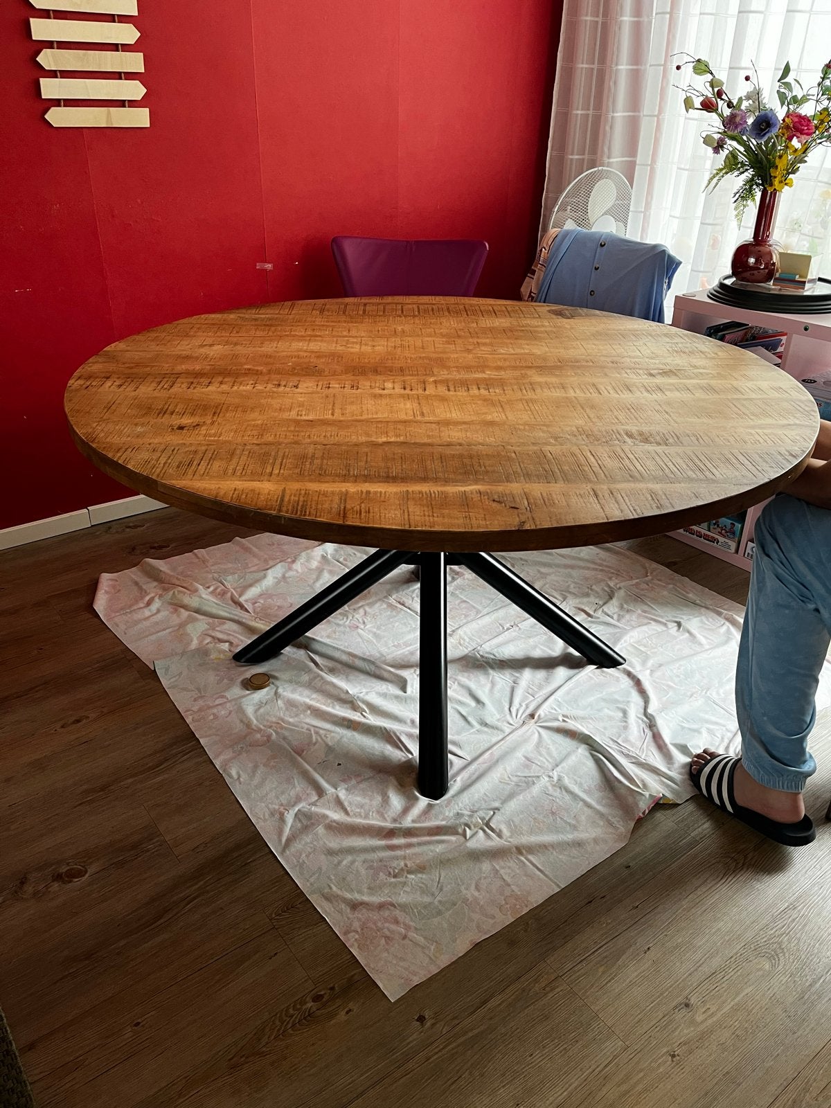 Ronde eettafel mangohout met stalen onderstel (150cm), Huis en Inrichting, Tafels | Eettafels, Ophalen, Gebruikt, 150 tot 200 cm