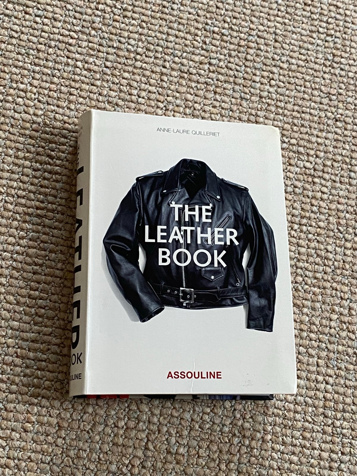 The Leather Book - Anne-Laure Quilleriet (Assouline), Boeken, Ophalen of Verzenden, Zo goed als nieuw, Europa overig