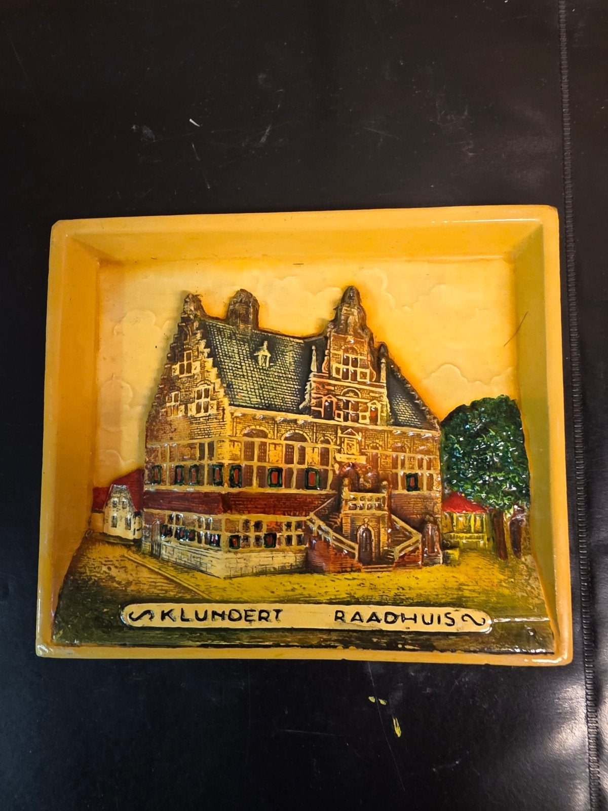 Vintage Klundert Raadhuis tegel in relief, Ophalen of Verzenden