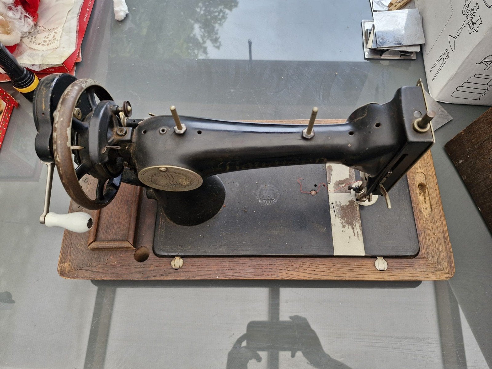 Antieke naaimachine Naumann, Ophalen