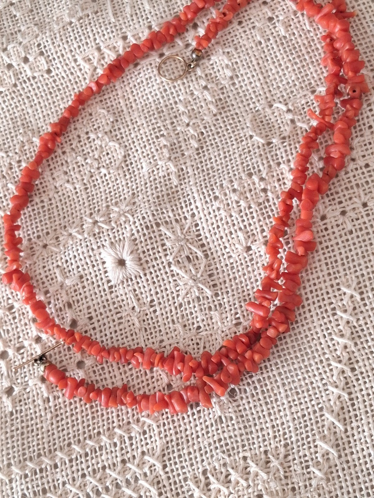 Bloedkoraal ketting met gouden sluiting, Sieraden, Tassen en Uiterlijk, Kettingen, Gebruikt, Ophalen of Verzenden, Steen of Mineraal