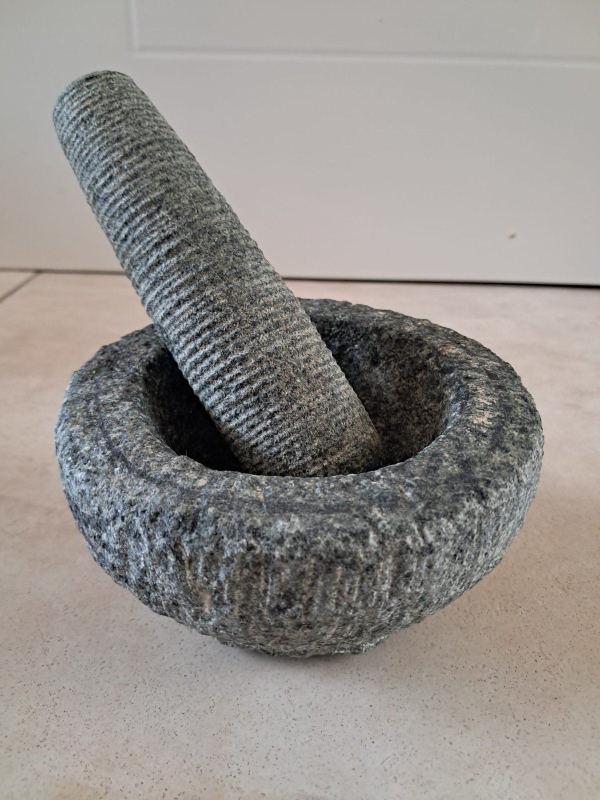 Stenen vijzel met stamper, Huis en Inrichting, Ophalen, Zo goed als nieuw, Natuurlijk materiaal, Grijs