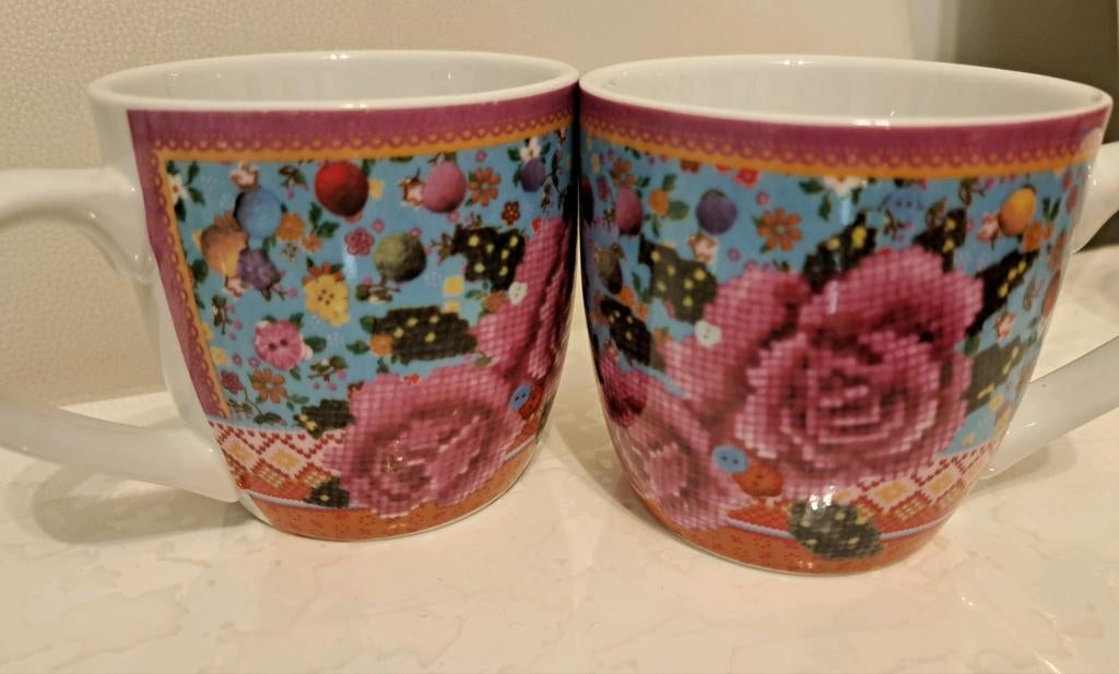 2x mok AH, Huis en Inrichting, Keuken | Servies, Ophalen of Verzenden, Overige stijlen, Kop(pen) en/of Schotel(s)