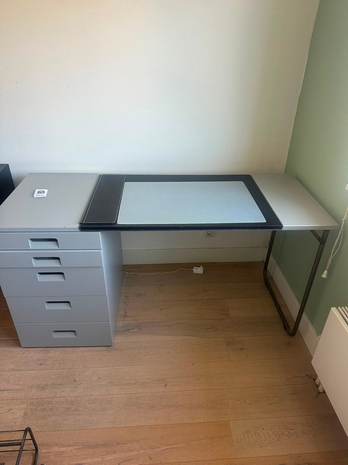 Grijs bureau met ladeblok - 150x60x75 cm, Ophalen, Met lades, Zo goed als nieuw, Grijs
