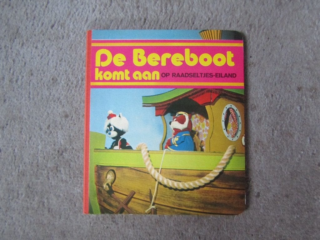 Boek: De Bereboot komt aan op raadseltjes eiland, Ophalen of Verzenden, Gelezen, Fictie algemeen