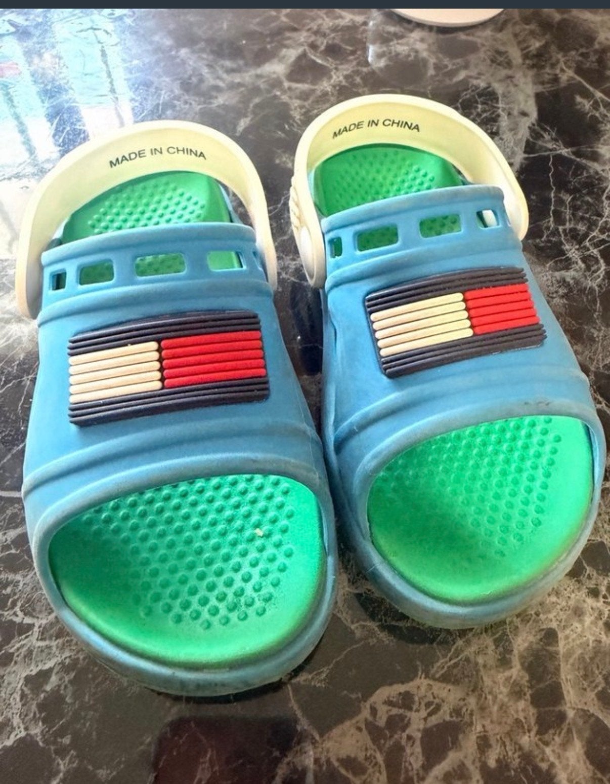 Tommy Hilfiger Kinderklompen - Blauw/Groen maat 24, Kinderen en Baby's, Kinderkleding | Overige, Ophalen of Verzenden, Zo goed als nieuw