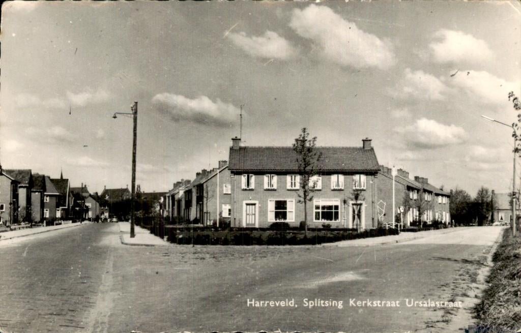 Harreveld - Splitsing - Kerkstraat Ursalastraat, Verzamelen, Ansichtkaarten | Nederland, Ophalen of Verzenden, 1940 tot 1960, Gelopen