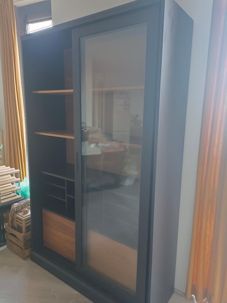 Buffetkast vitrinekast WOOOD zwart/walnoot, Ophalen, Met deur(en), 100 tot 150 cm, Zo goed als nieuw