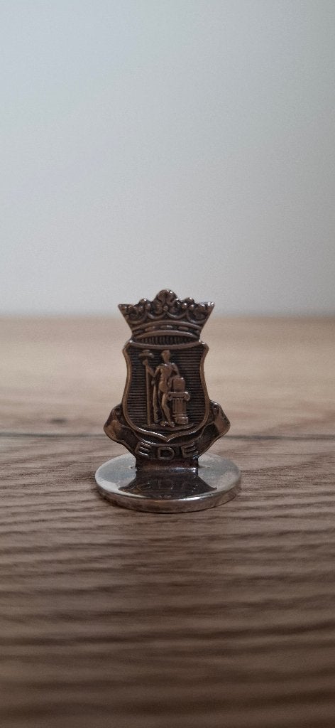 Souvenir Ede gemeentewapen verzilverd 90, 2,5 cm, Ophalen of Verzenden, Zo goed als nieuw, Mens