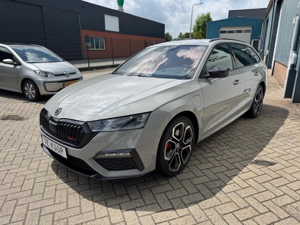 Skoda Octavia 1.4 TSI iV 245pk Phev DSG 2021 Grijs, Auto's, Skoda, Zwart, 4 cilinders, 1500 kg, Te koop