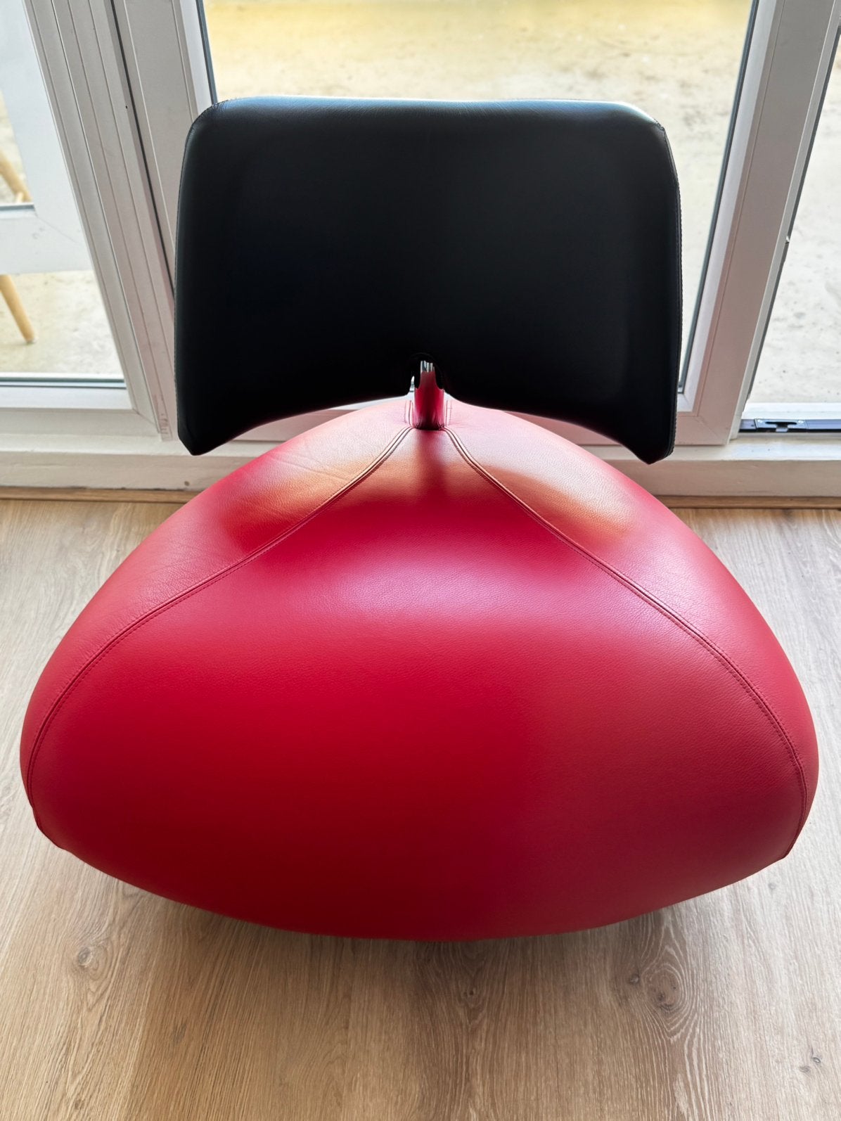 Leolux Pallone zwart Rood leder, Huis en Inrichting, Ophalen, Leer, Zo goed als nieuw, 50 tot 75 cm