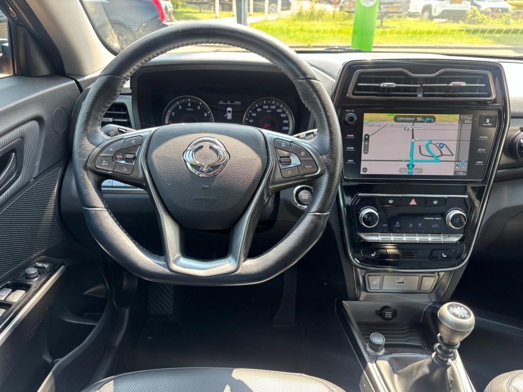SsangYong Tivoli 1.2 2WD Ruby APPLE CARPLAY LEER CAMERA 6VER, Auto's, SsangYong, Dealer onderhouden, Gebruikt, Euro 6, Zwart