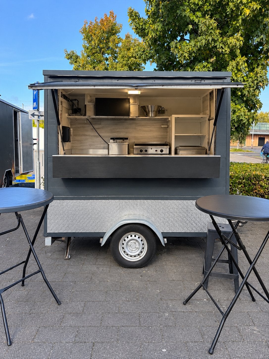 Foodtruck / Verkoopwagen compleet ingericht met apparatuur, Auto diversen, Ophalen, Zo goed als nieuw