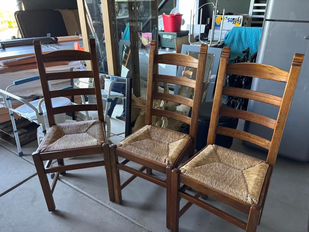 Drie houten rieten stoelen, Ophalen