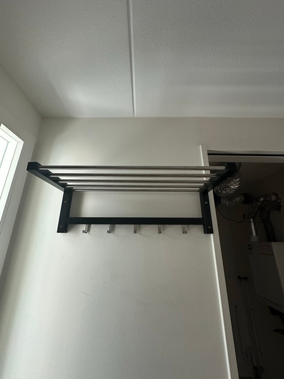 IKEA TJUSIG Kapstok met hoedenplank en 5 haken, Huis en Inrichting, Woonaccessoires | Kapstokken, Ophalen, Gebruikt, Metaal, Wandkapstok